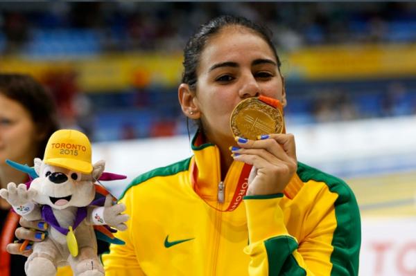 Eleita a musa do Parapan, nadadora Camille brilhou em Toronto
