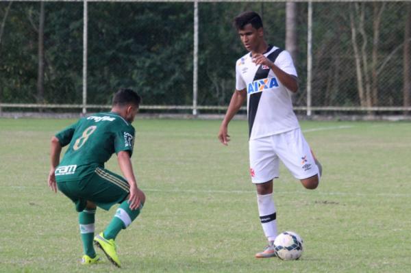Matheus ndio encara marcao do palmeirense Gabriel Vincius