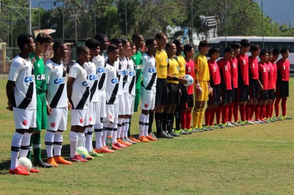 Vascanos posam para foto com japoneses antes da partida
