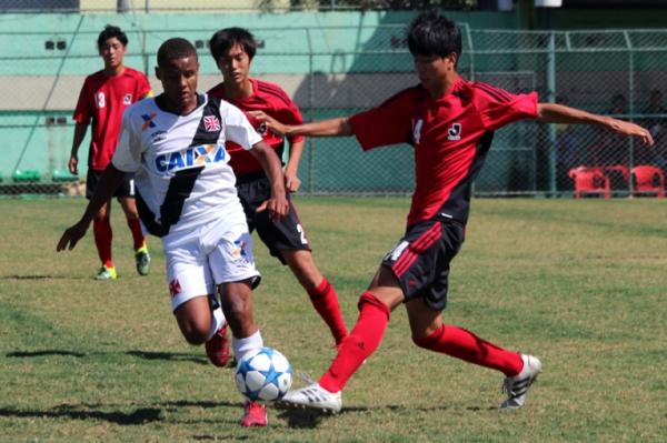 Joo Pedro tenta se livrar dos marcadores do rival