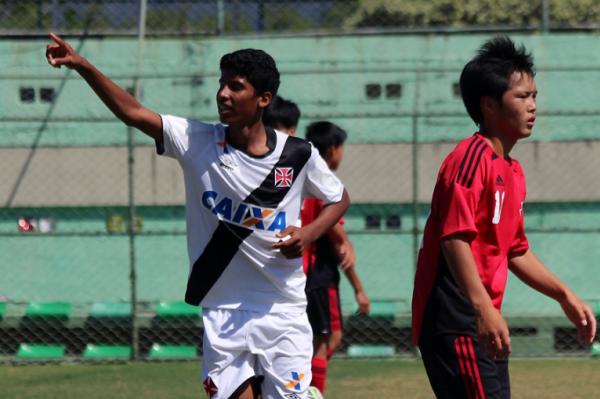 Joo Laranjeira comemora gol marcado no CFZ