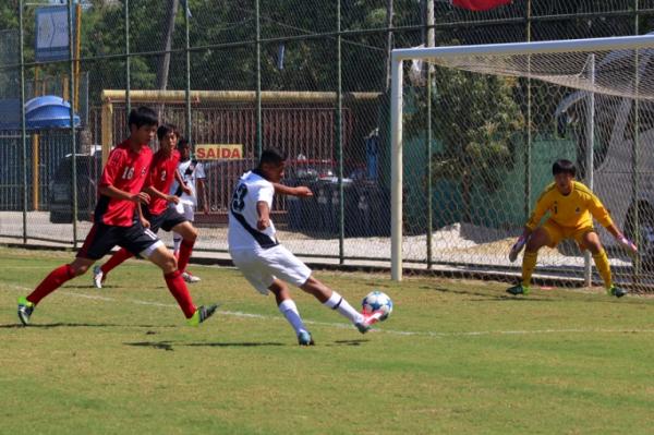 Lucas Saturnino chuta rasteiro para marcar o segundo