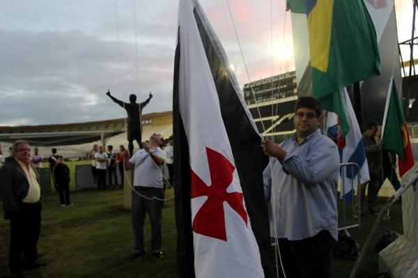 Andr Luiz (VP de Obras de Engenharia e Patrimnio) fez o hasteamento da bandeira vascana