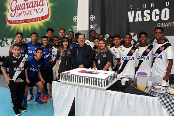 Presidente do Conselho de Benemritos posa para foto com atletas e funcionrios