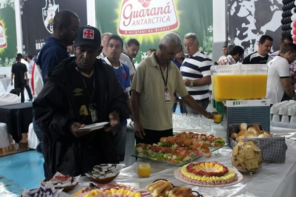 Vasco serviu um caprichado caf da manh no Ginsio Forninho