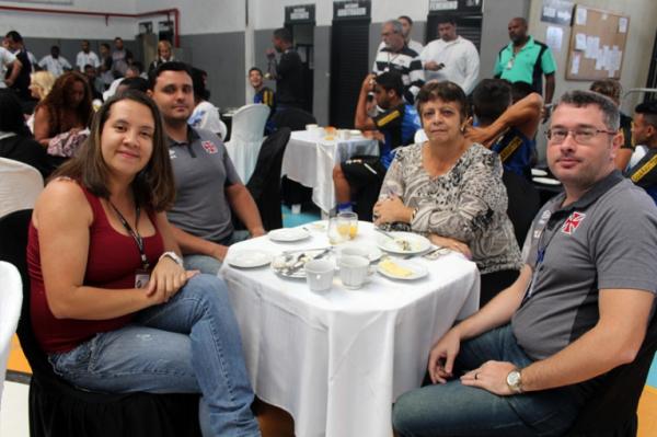 Professores do Colgio Vasco da Gama durante caf da manh