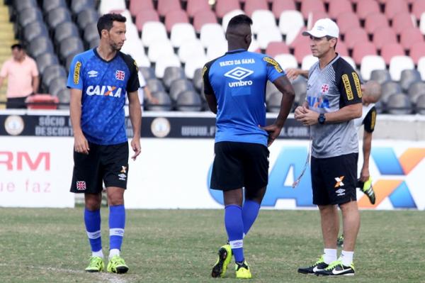Jorginho conversa com Nen e Riascos