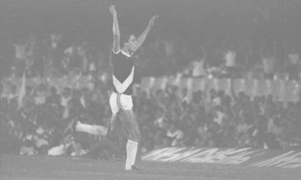 Dinamite comemora um dos seus gols contra o Corinthians em 1980