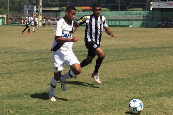 Matheus Saturnino tenta arrancada pela ponta direita