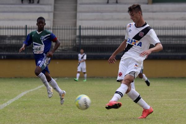 Richard iniciando jogada de ataque do Vasco