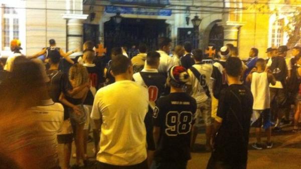 Torcedores do Vasco protestam em So Janurio