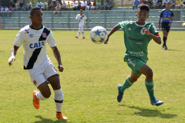 Sergipe disputa bola com jogador do Boavista