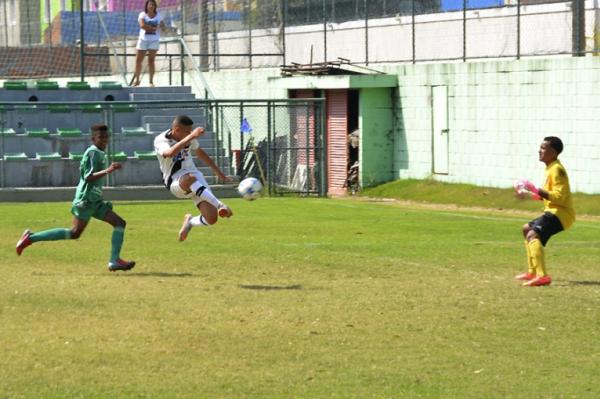 Paulinho toca por cima do goleiro para empatar o jogo
