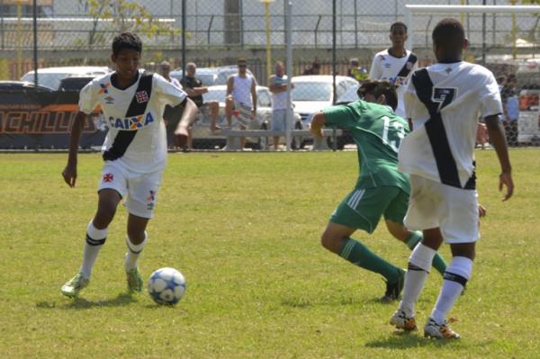 Joo Laranjeira encarando marcao do defensor rival