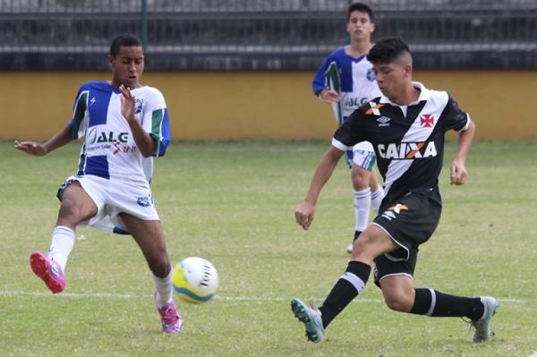 Carlos Csar executando passe em Xerm