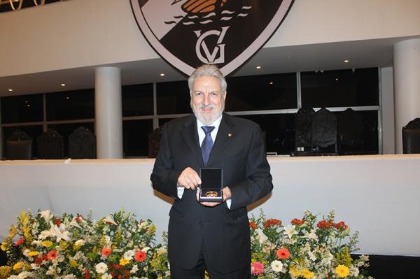 Vice-presidente de Futebol Jos� Luis Moreira posa com escudo de ouro