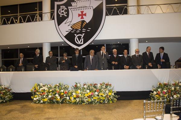 (Da esquerda para direita) Jaime Loureiro (VP da Assembl�ia Geral), Marcos Carvalho (VP do C. de Benem�ritos e VP de Finan�as, Jos� da Fonseca Martins J�nior (Desembargador), Rubens Lopes (Presidente da FFERJ), Luis Manuel (Presidente do C. Deliberativo), Eurico Miranda (Presidente da Diretoria Administrativa), Sergio Frias (VP do C. de Benem�ritos), Fernando Horta (1� VP Administrativo), Nelson de Souza (Presidente do C. de Benem�ritos), Silvio Godoi (2� VP Administrativo), Otto de Carvalho (Presidente do Conselho Fiscal) e Daniel Giglio (1� Secret�rio do Conselho Delibrativo)