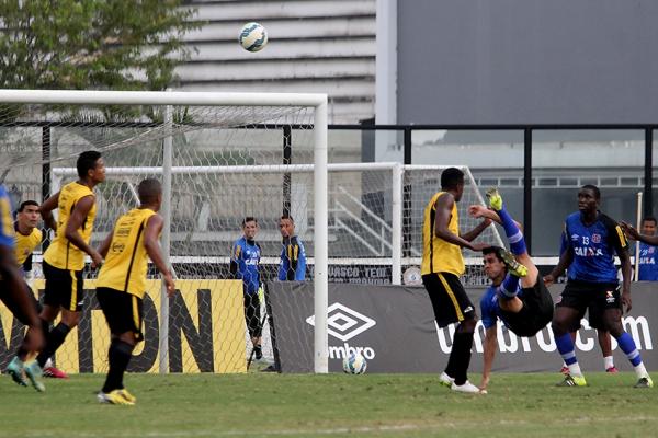 Autor do nico gol da partida, volante Lucas tenta marcar de bicicleta