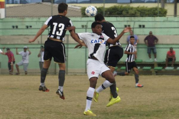Victor Csar sofreu com a forte marcao durante o clssico