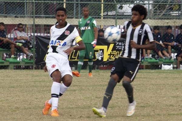 Capito Miranda afasta o perigo da defesa vascana