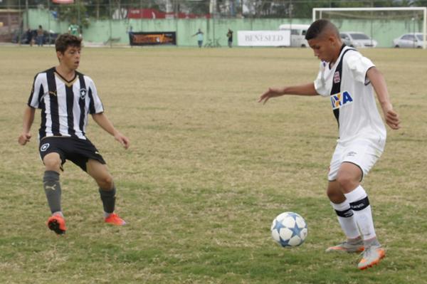 Paulinho tentando arrancada pelo flanco esquerdo