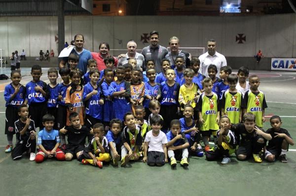 Kadu Fernandes ao lado da direo, de membros da comisso tcnica e dos pequenos jogadores