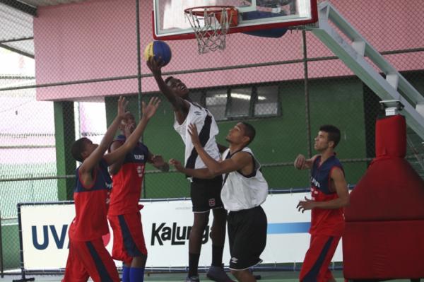 Vascanos derrotaram o Colgio Elpdio da Silva com facilidade