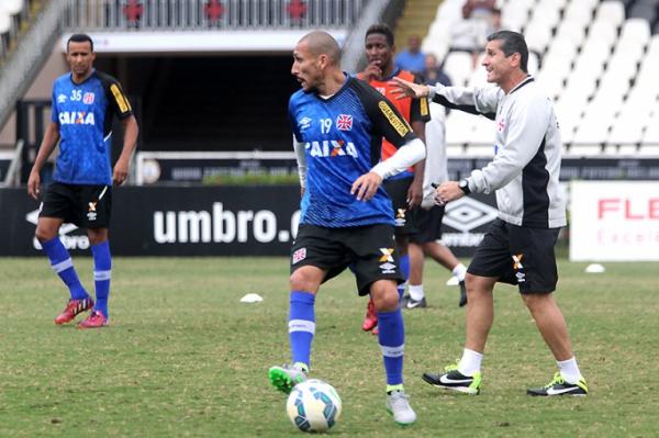 Jorginho orienta jogadores durante o coletivo