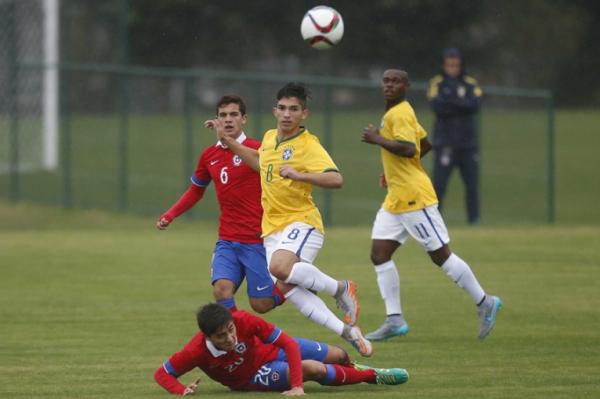 Andrey fazendo desarme durante amistoso contra o Chile