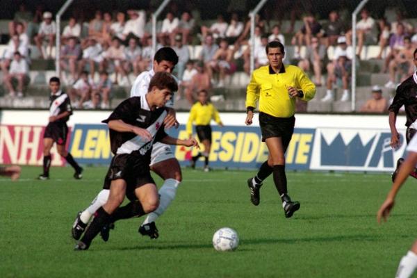 Juninho recebe a marcao de Alexandre Gallo, do Santos, em sua estreia pelo Vasco em partidas oficiais
