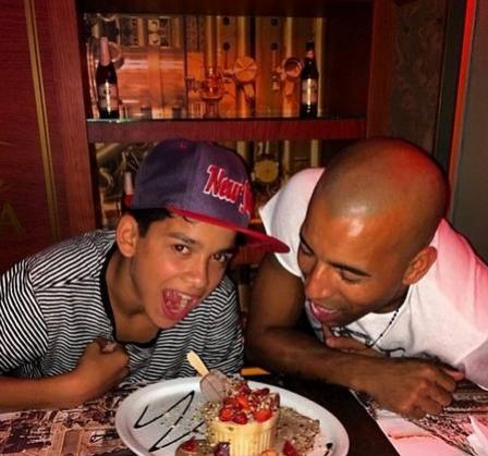 Kevin e o pai em restaurante famoso do Rio