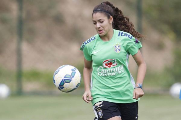 Angelina durante treinamento no CT Joo Havelange