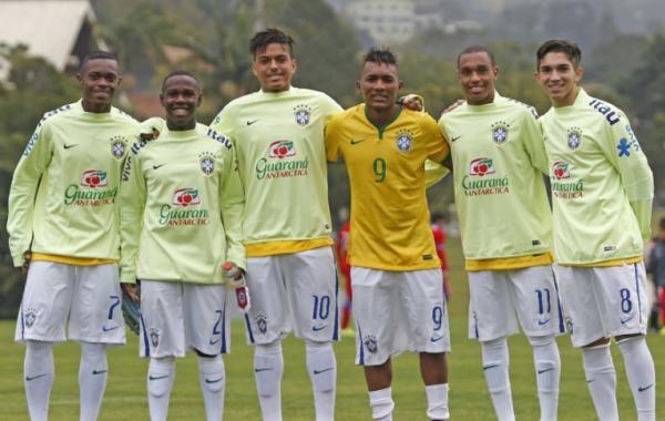 Evander (10) e Andrey (8) ao lado dos companheiros de Seleo