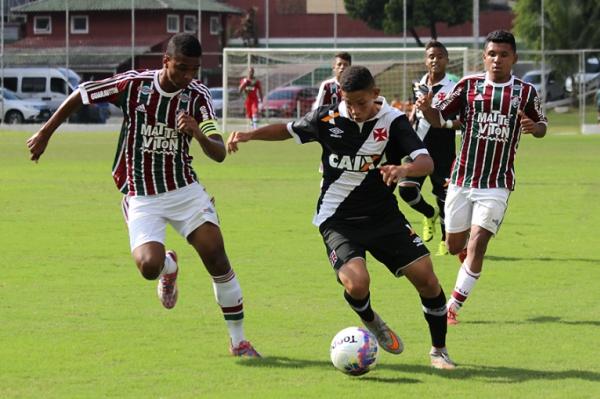 Paulinho partindo para cima dos defensores rivais