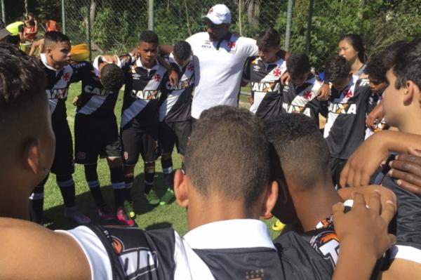 Jogadores vascanos na corrente aps o apito final