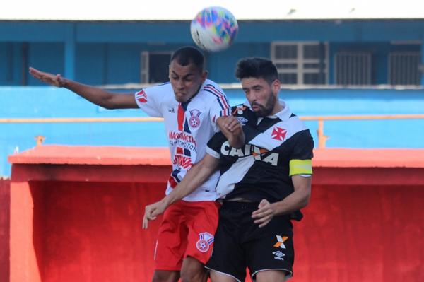 Richard disputa bola no alto com atacante rival