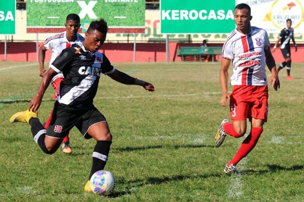 Emerson Carioca levou perigo no primeiro tempo