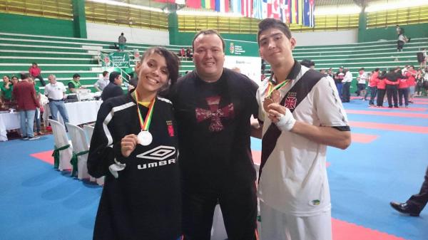 Carol, o tcnico Fernando Ribeiro e Alberto Azevedo posam com as medalhas conquistadas