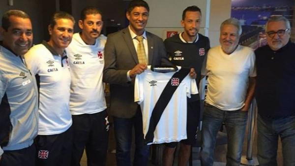 Jardel, ex-atacante do Grmio, ganhou uma camisa de presente do Vasco