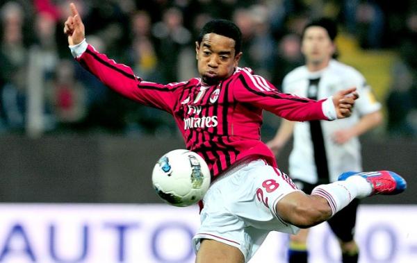 Emanuelson j defendeu o Milan e  esperado no Rio nos prximos dias para fechar com o Vasco