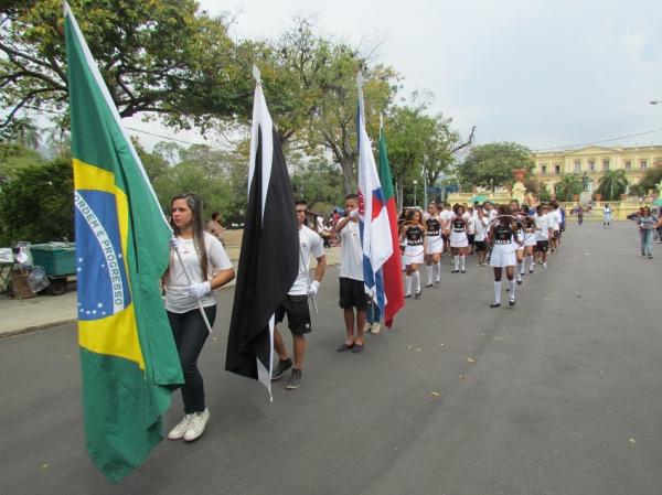 Atletas conduziram as bandeiras do Brasil, Vasco da Gama, Rio de Janeiro e Portugal