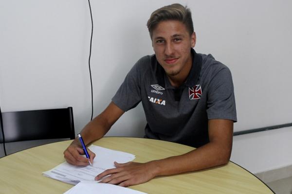 Gabriel Nores assinando primeiro contrato profissional