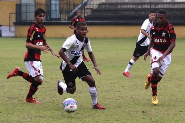 Joo Pedro sofreu com a forte marcao do Flamengo