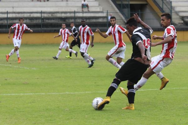 Emerson Carioca foi o grande destaque do Vasco no jogo