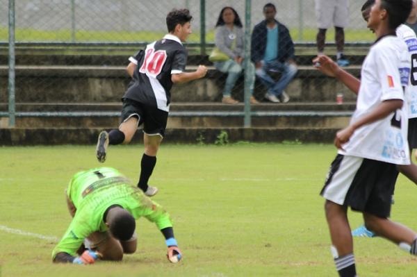 Roger comemora o primeiro gol marcado contra o Artsul/Karanba