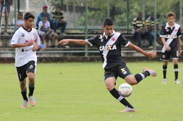 Carlos Eduardo balanou as redes na etapa inicial