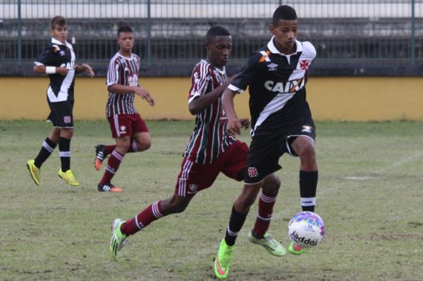 Marrony mostra habilidade ao dominar bola no clssico