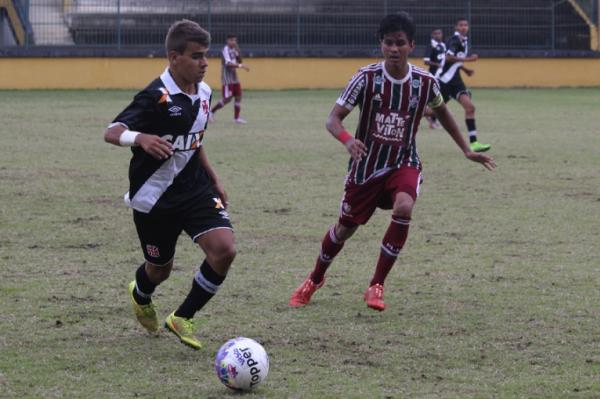Felipinho encara a marcao do capito tricolor