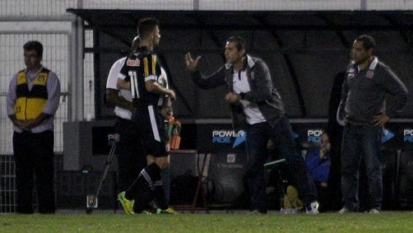 Jorginho chamava Bruno Gallo a cada paralisa��o do jogo para incentivar e orientar