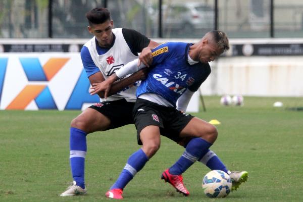 Zagueiro Daniel Gonalves do sub-20 disputa bola com Rafael Silva